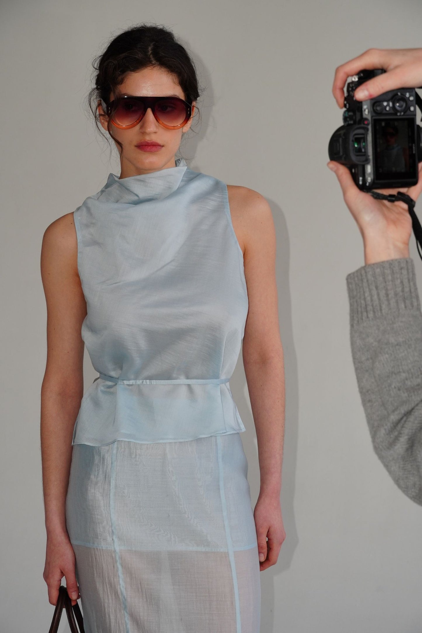 THE LACE Жiночий топ із тенселу з тонким поясом iced blue