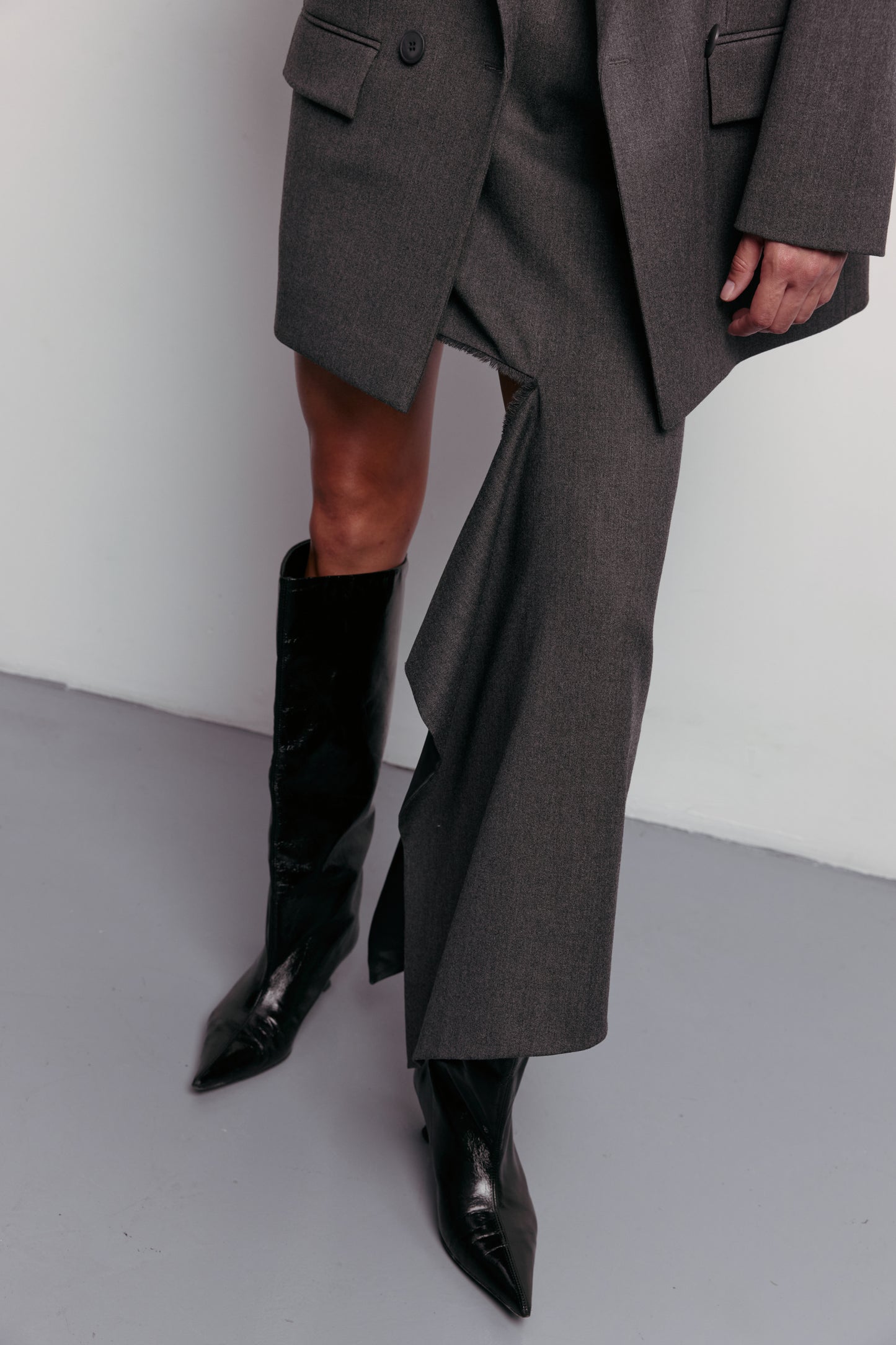 BAZHANE СПІДНИЦЯ ВОВНЯНА МІНІ З ВІДРІЗАНОЮ ДЕТАЛЛЮ