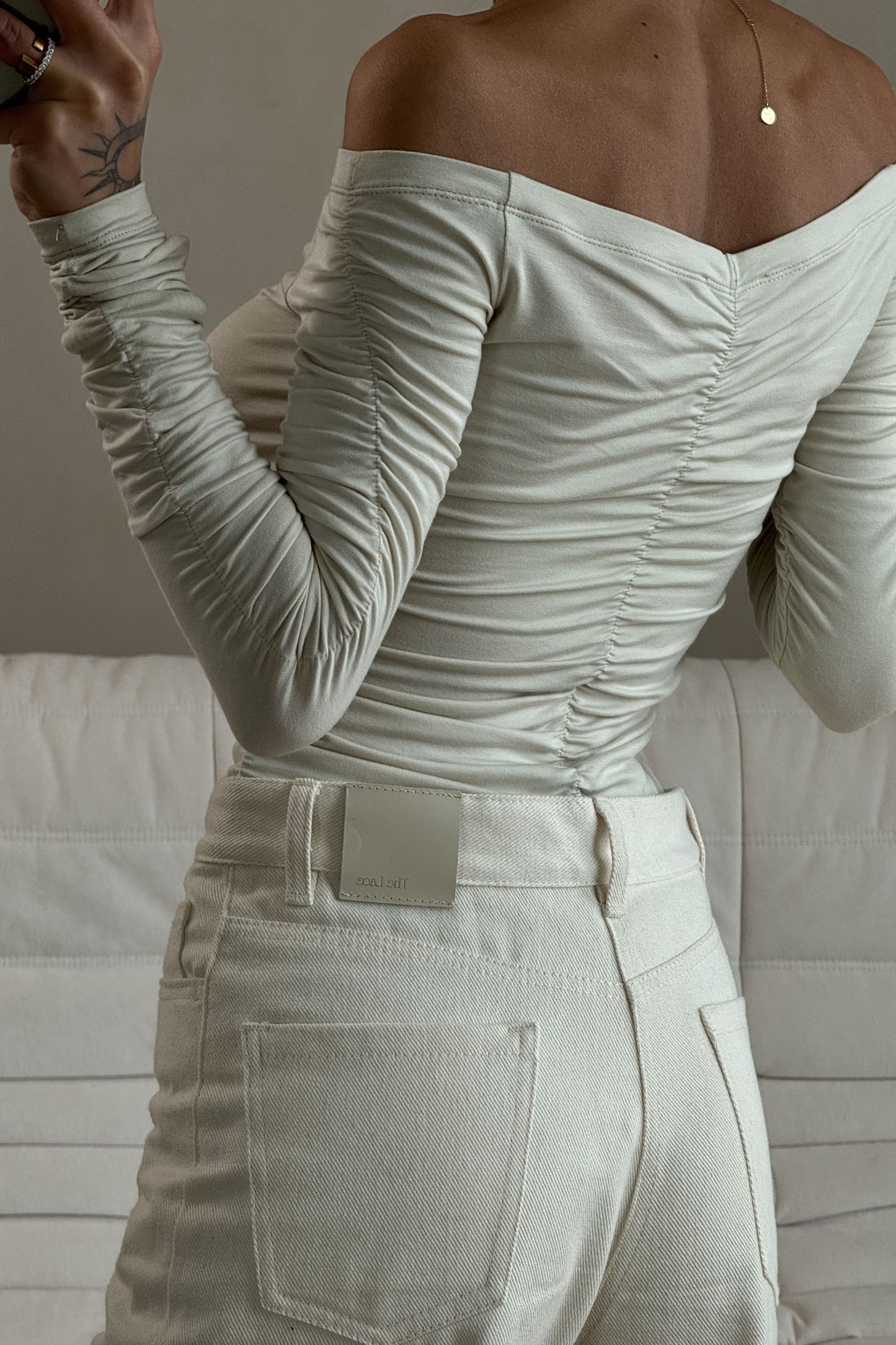 THE LACE Лонгслів з драпіруванням айворі