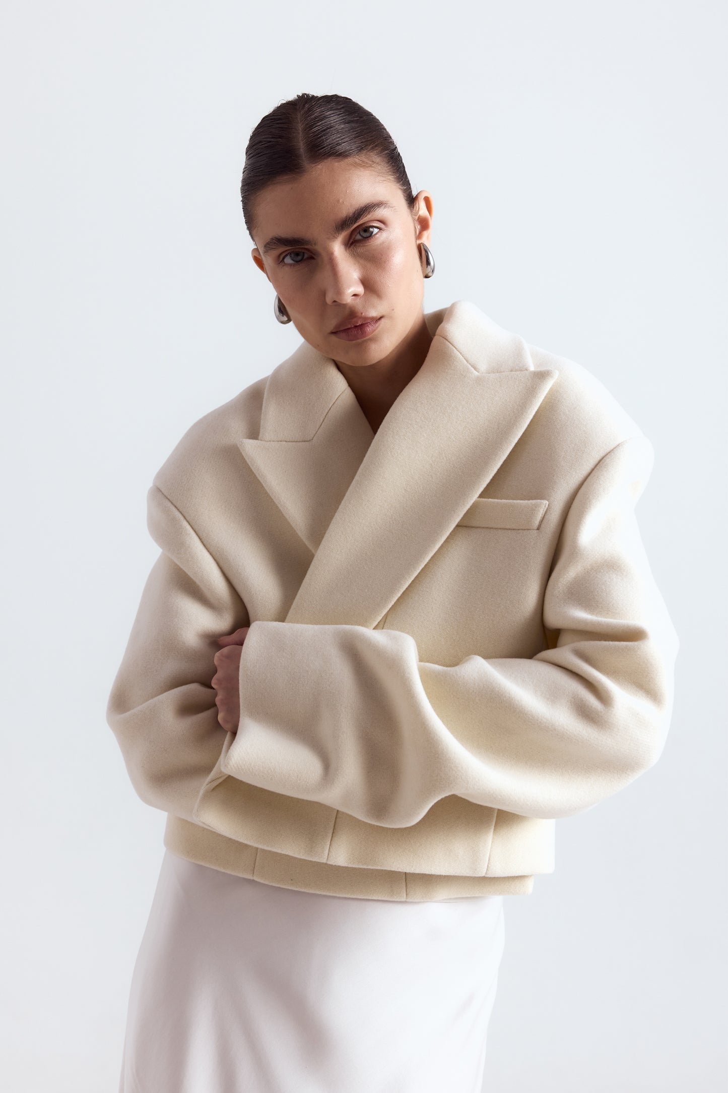 BAZHANE ПАЛЬТО КРОП ЗІ ЗБІРКОЮ НА РУКАВІ