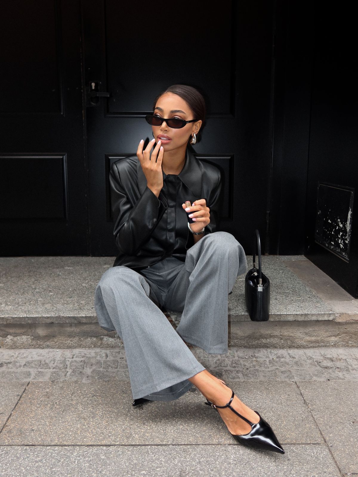 Силуетна сорочка SAGE з гладкої екошкіри, чорна