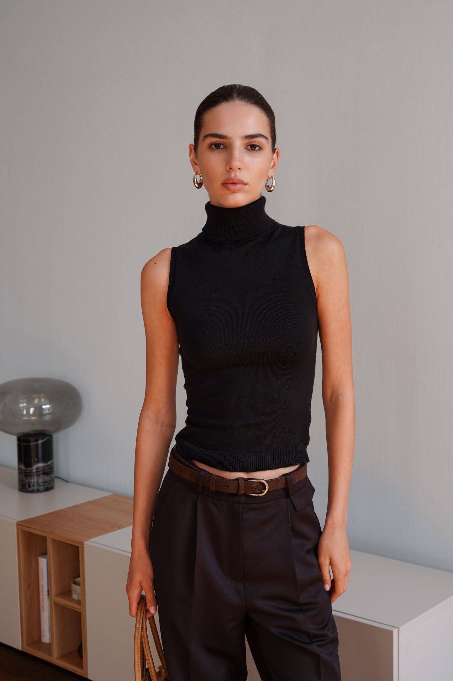 THE LACE Трикотажний топ із високою горловиною чорний