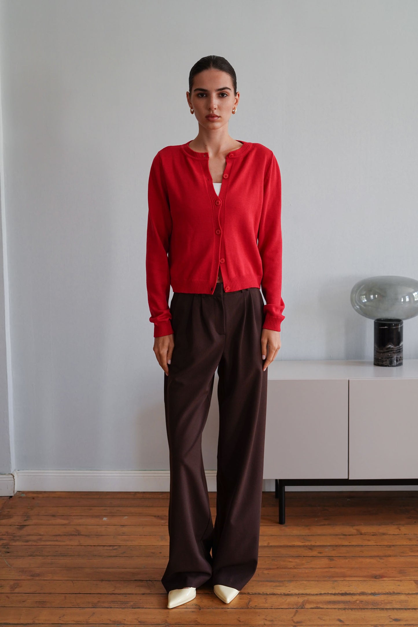 THE LACE Жiночi брюки прямого крою з подвійними защипами шоколадні