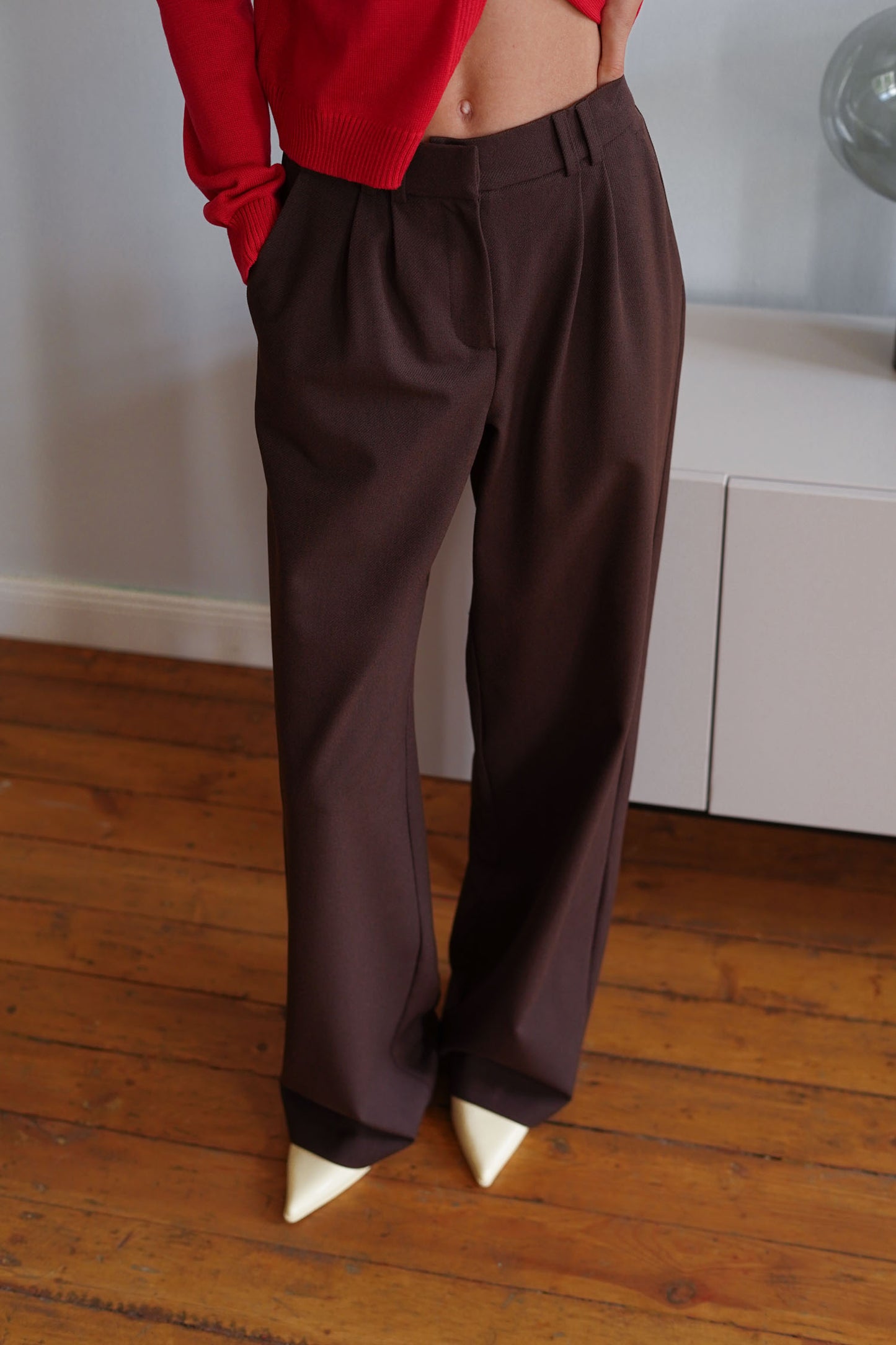 THE LACE Жiночi брюки прямого крою з подвійними защипами шоколадні