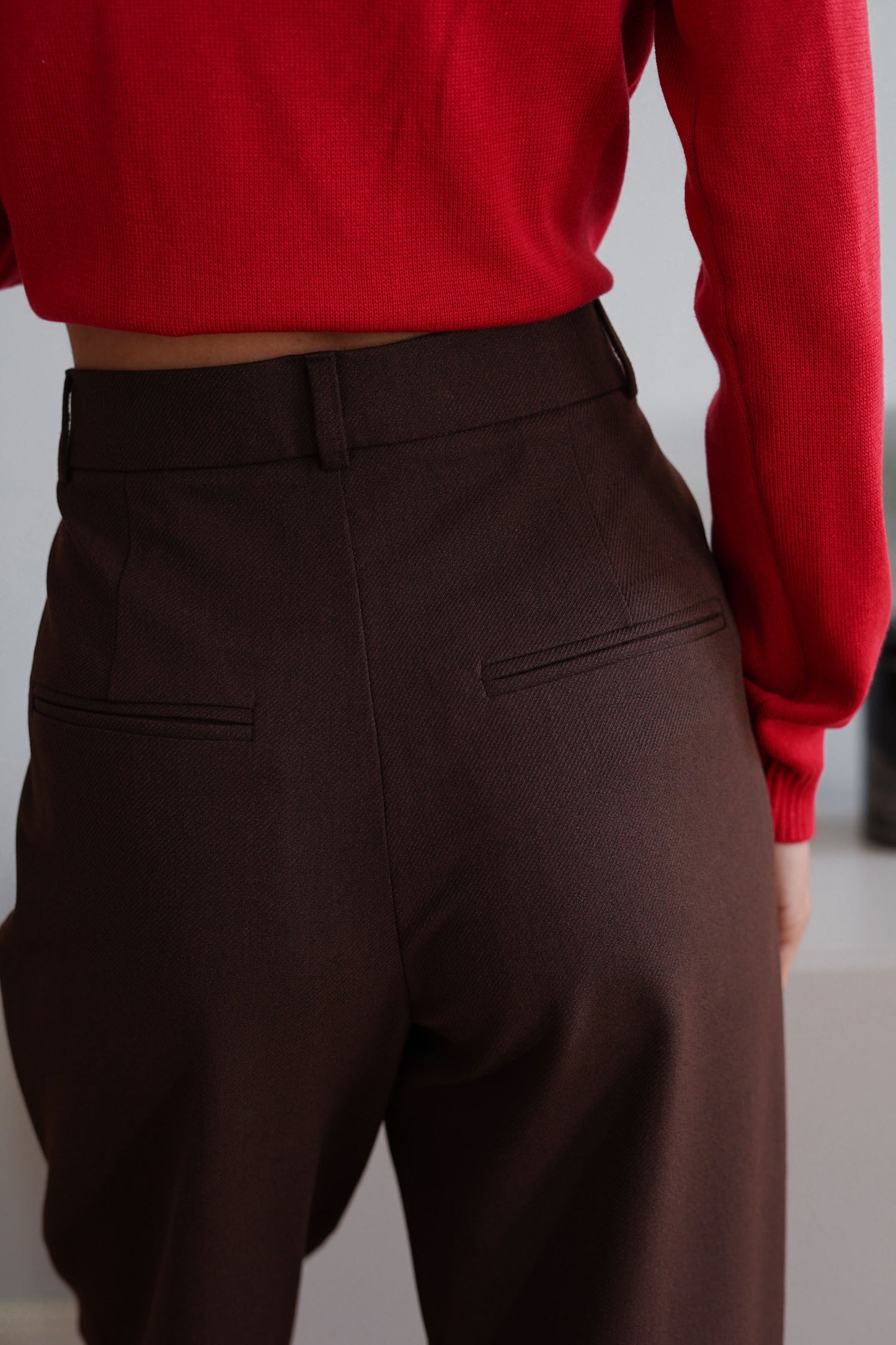 THE LACE Жiночi брюки прямого крою з подвійними защипами шоколадні