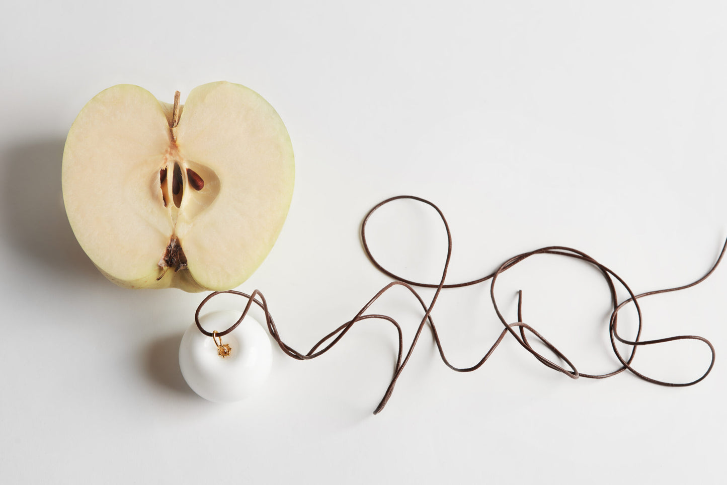 FORMI Підвіс “Apple” Black з ланцюжком і шнуром