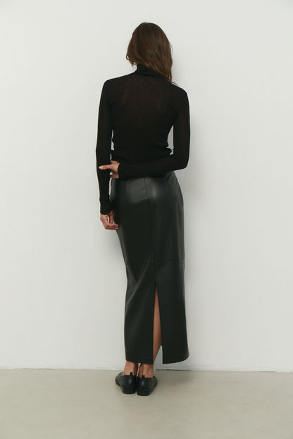 THE LACE Жiночa водолазка тонка в рубчик чорна