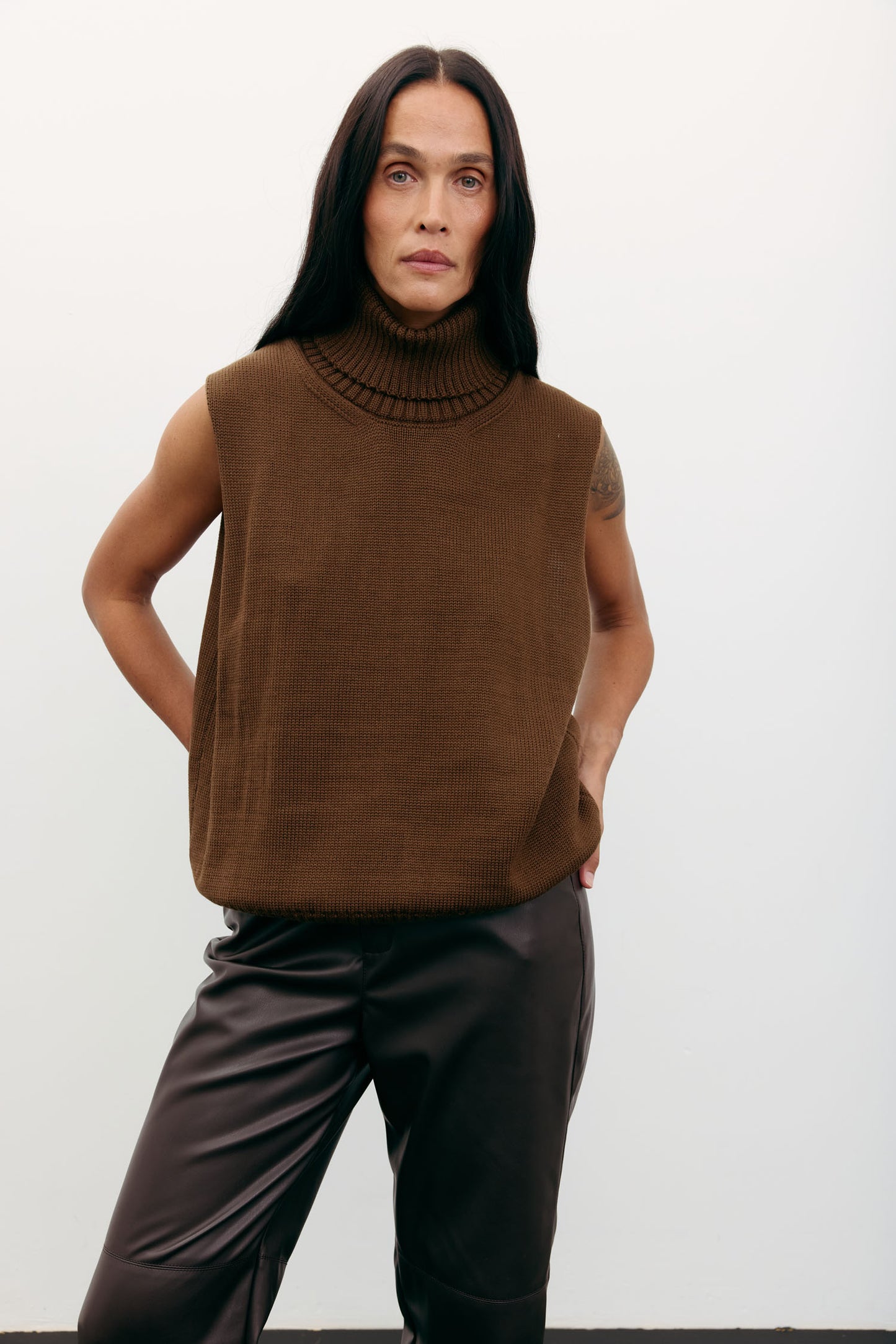 THE LACE Жiночий жилет з напіввовни шоколадний