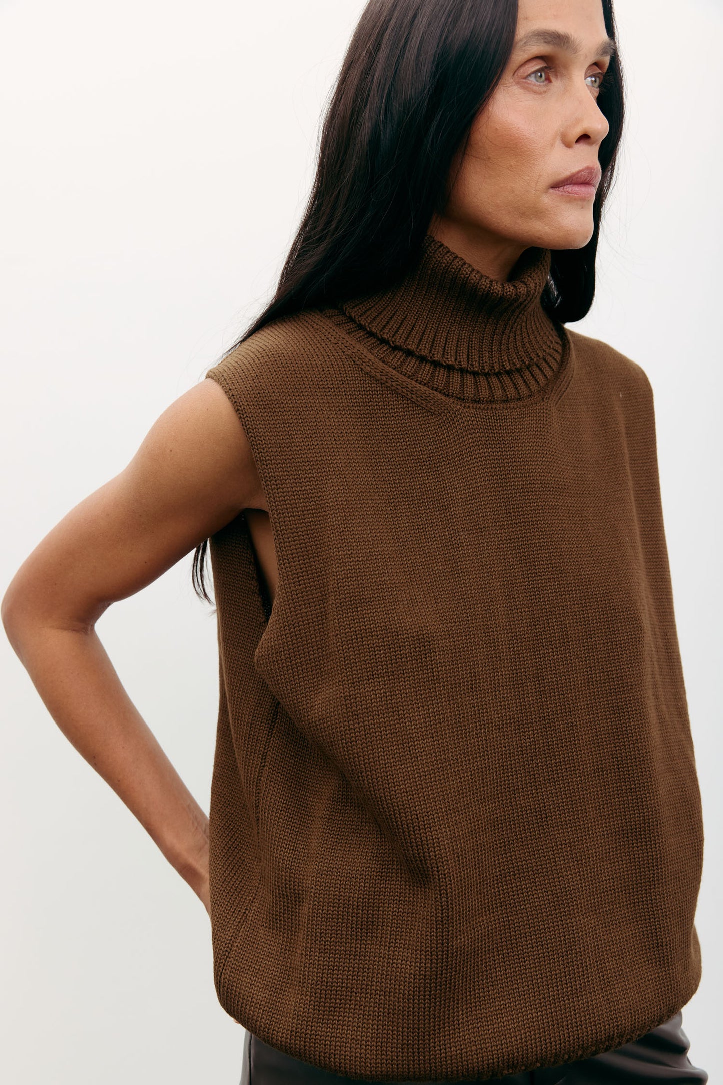 THE LACE Жiночий жилет з напіввовни шоколадний