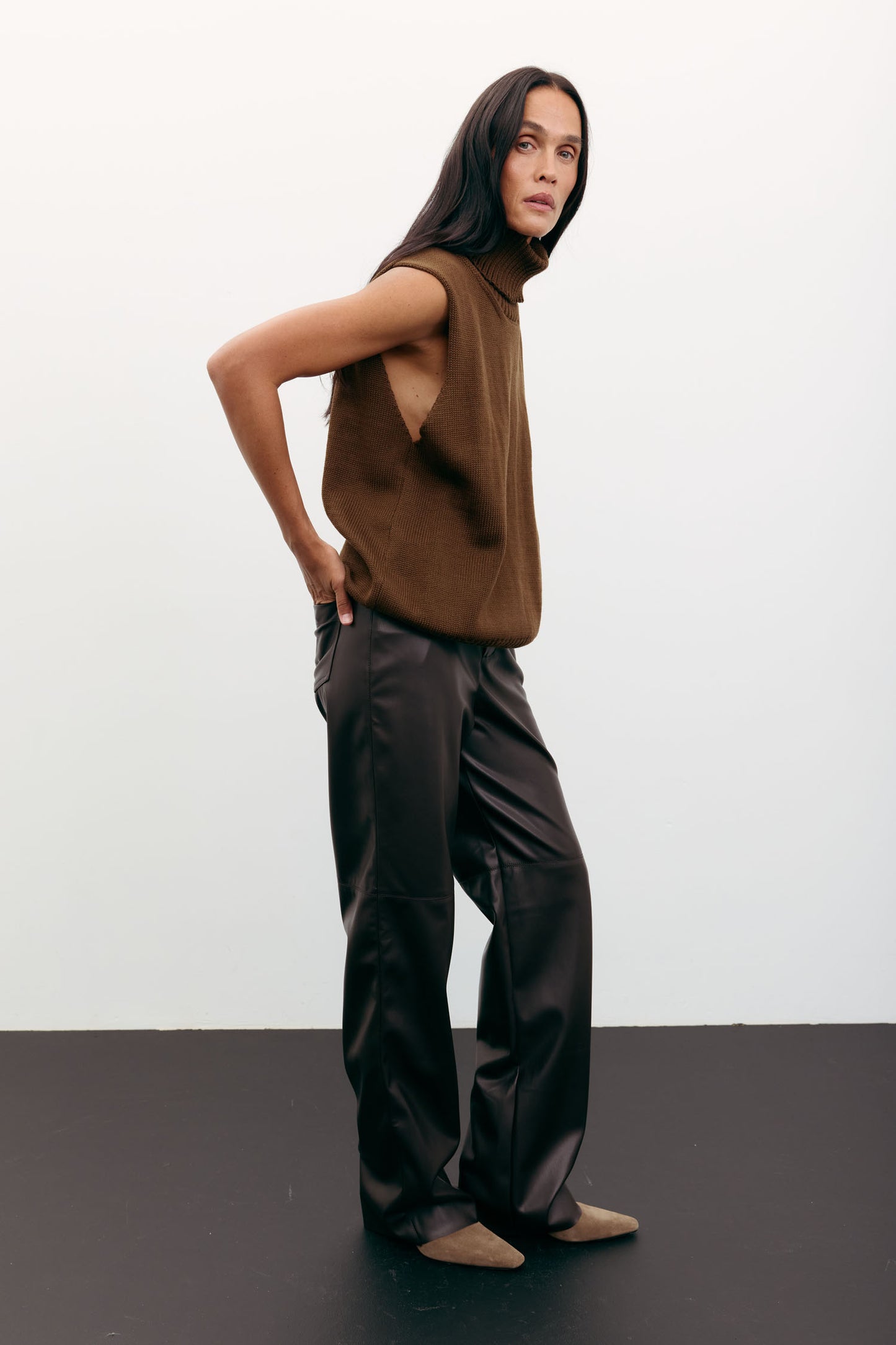 THE LACE Жiночi брюки з еко-шкіри прямі шоколадні