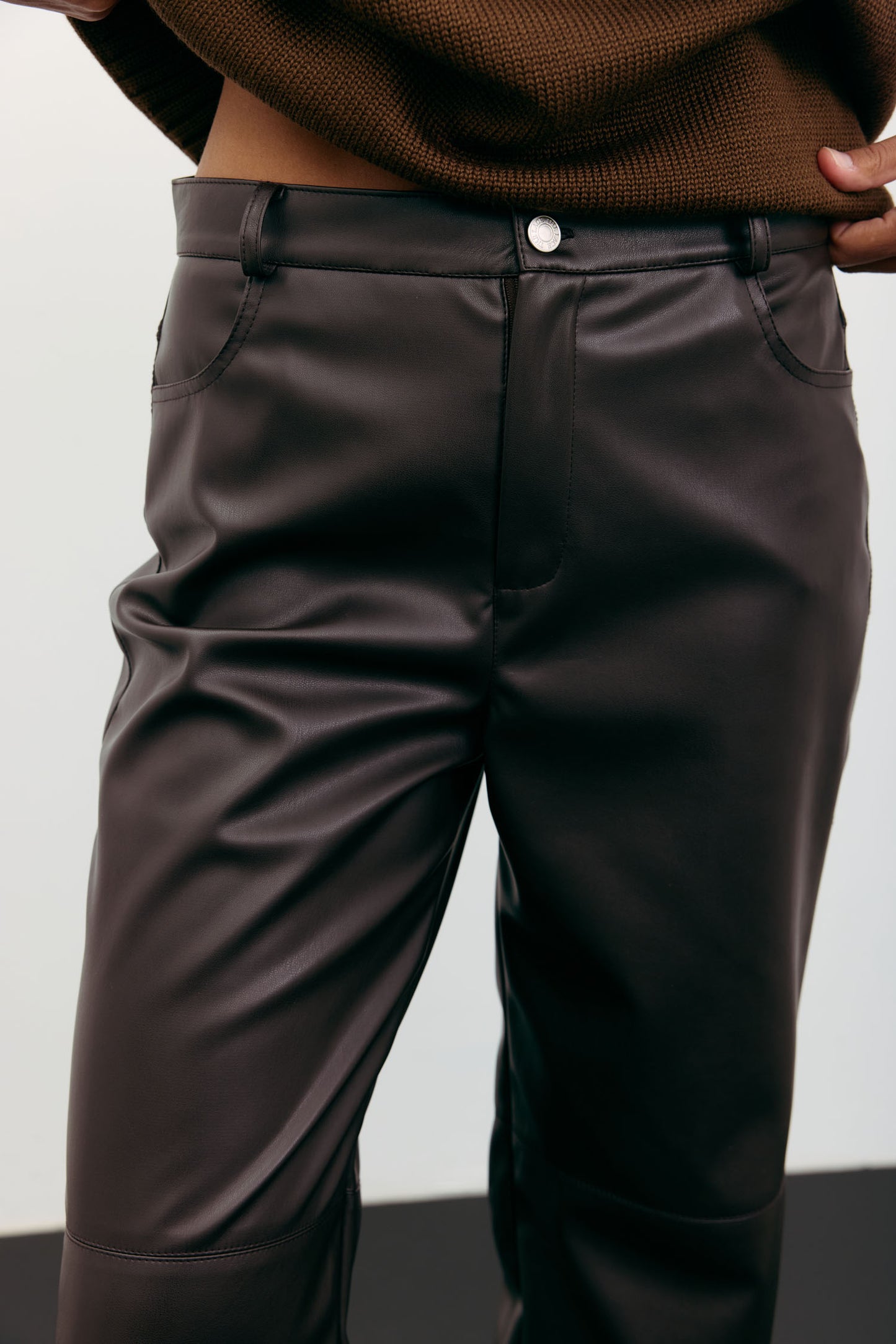 THE LACE Жiночi брюки з еко-шкіри прямі шоколадні