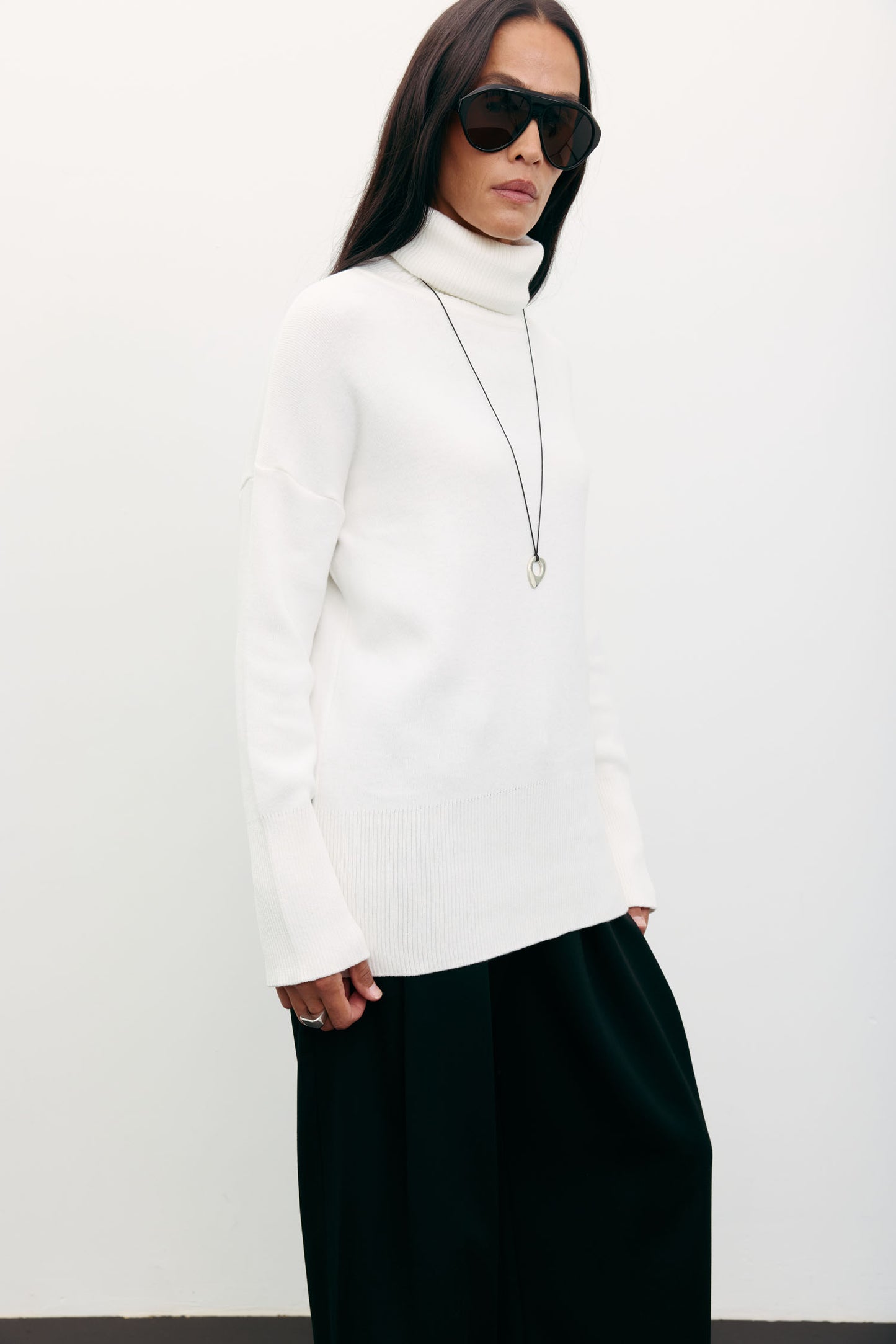 THE LACE Жiночий трикотажний светр з об’ємною горловиною