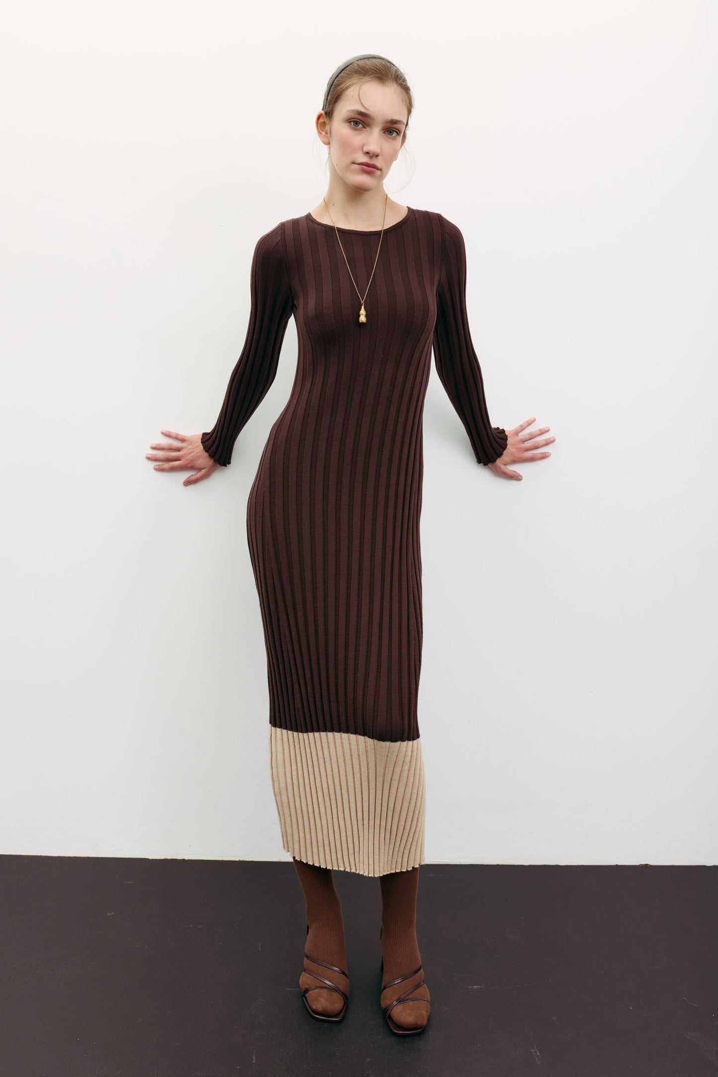 THE LACE Жiночa трикотажна сукня максі з кремовим низом шоколадна