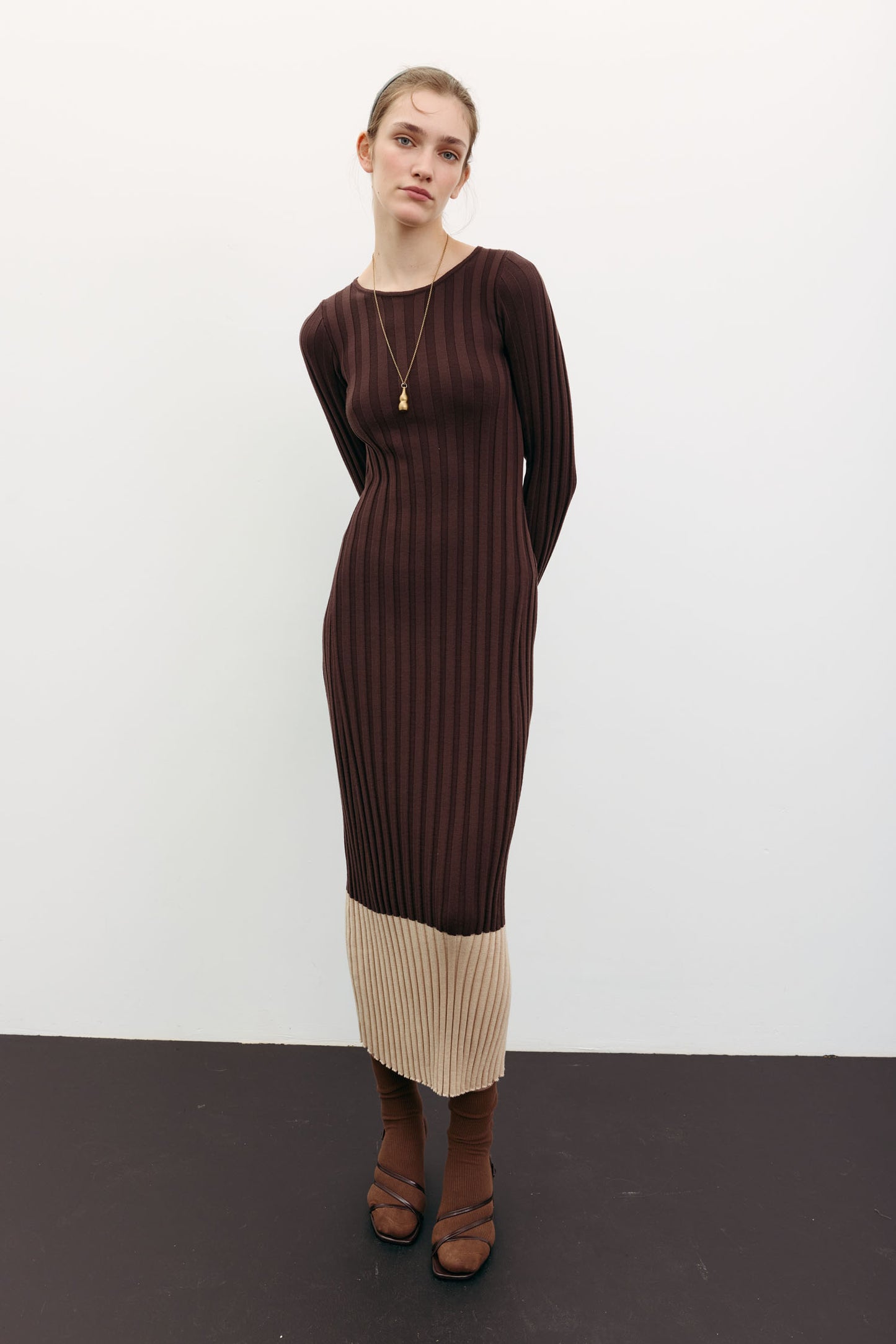 THE LACE Жiночa трикотажна сукня максі з кремовим низом шоколадна
