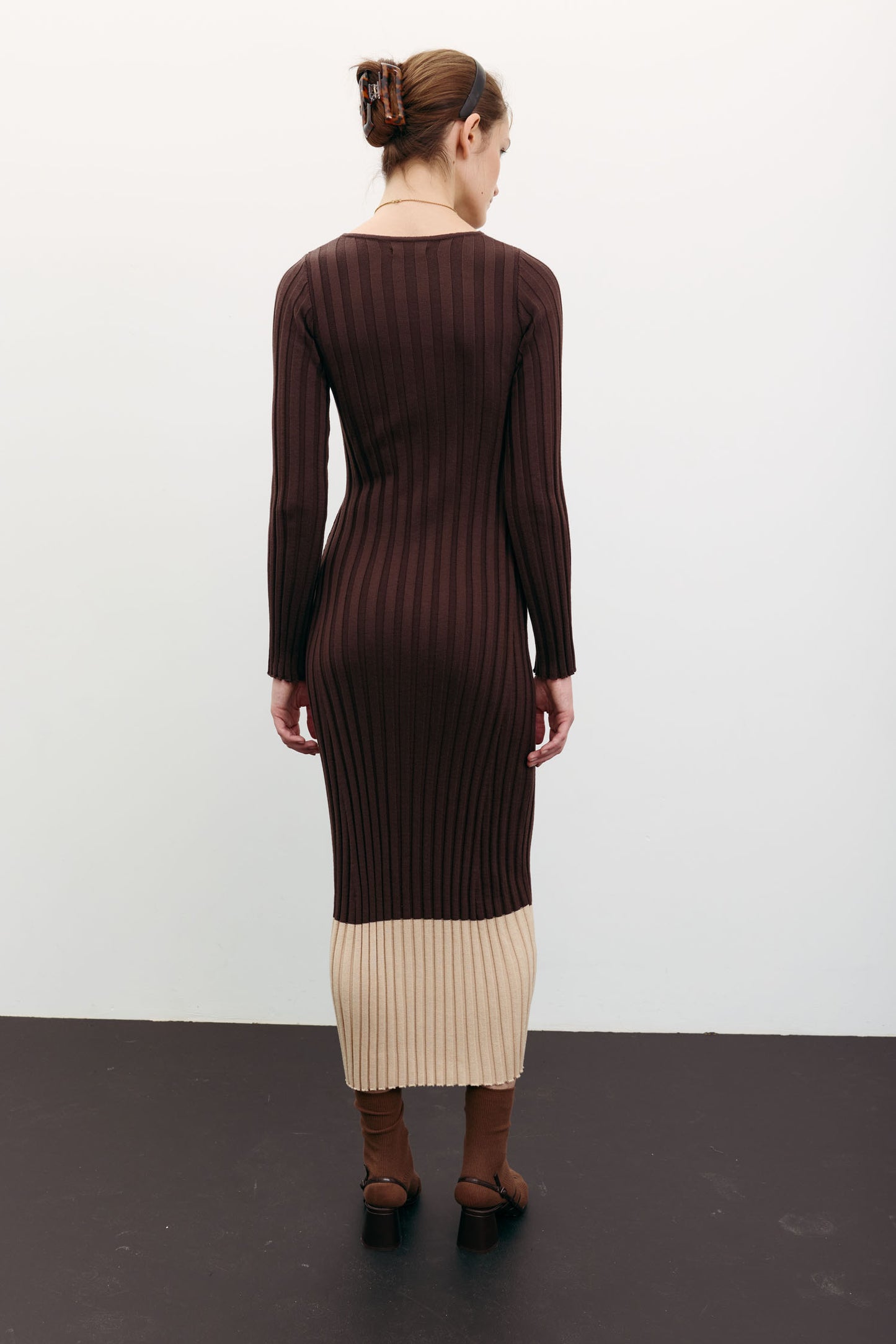 THE LACE Жiночa трикотажна сукня максі з кремовим низом шоколадна