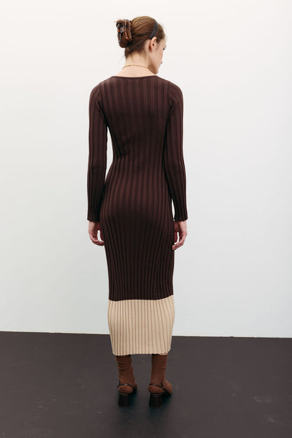 THE LACE Жiночa трикотажна сукня максі з кремовим низом шоколадна