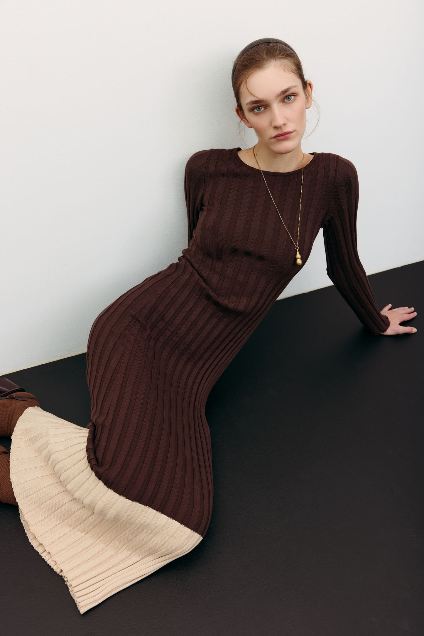 THE LACE Жiночa трикотажна сукня максі з кремовим низом шоколадна