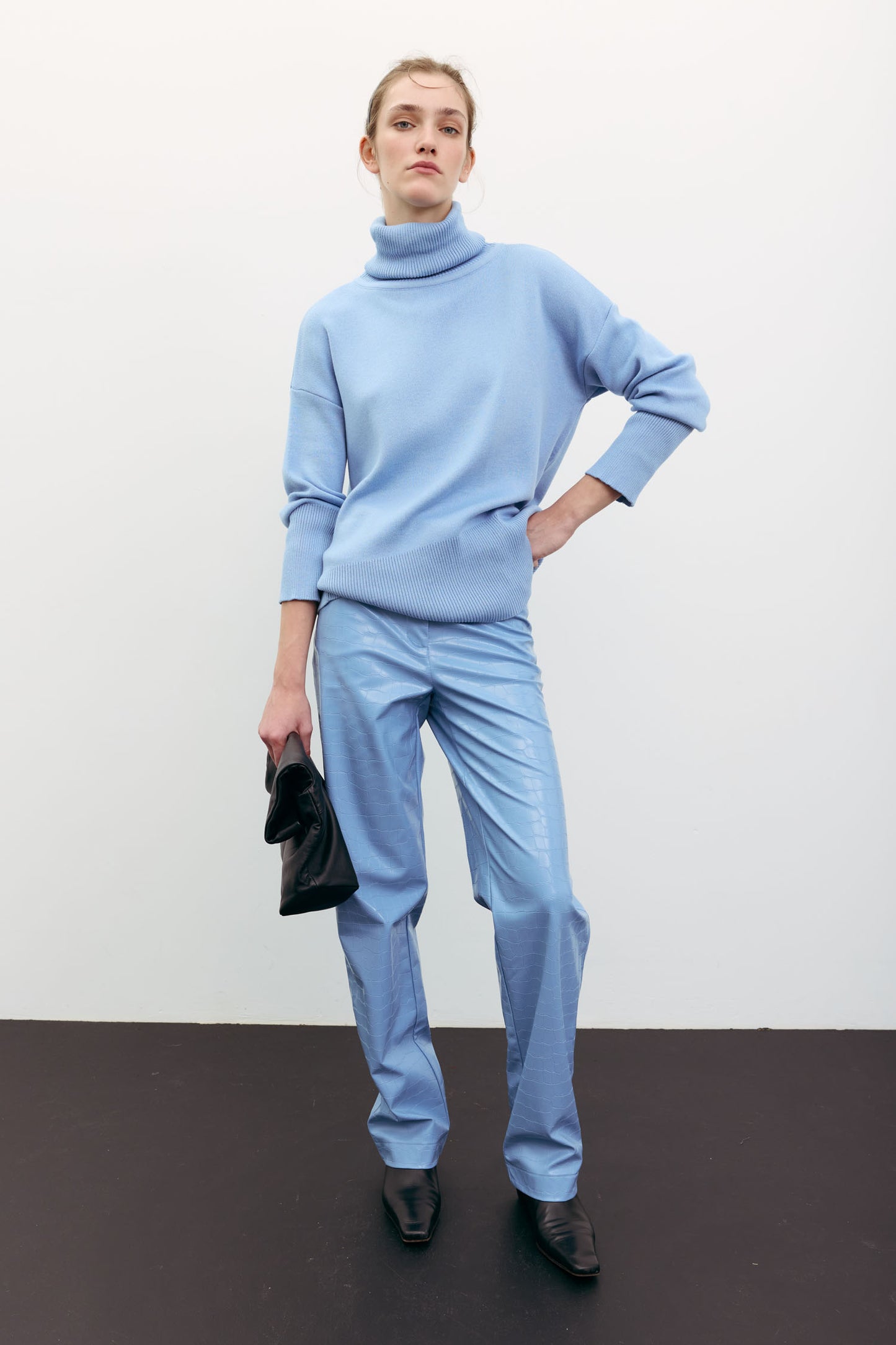 THE LACE Жiночий трикотажний светр з об’ємною горловиною