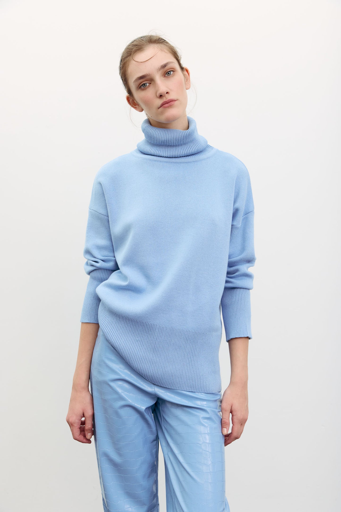 THE LACE Жiночий трикотажний светр з об’ємною горловиною