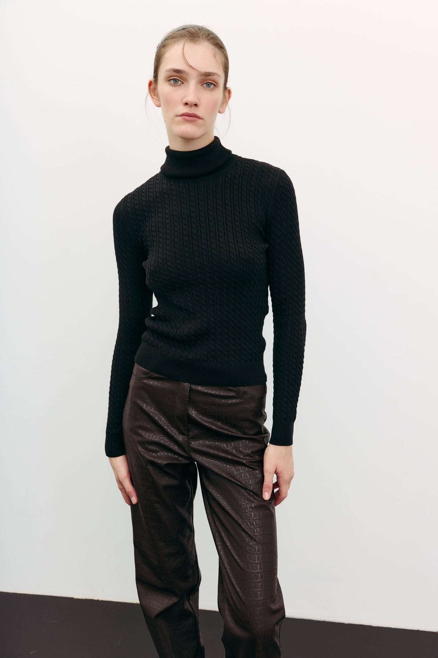 THE LACE Жiночa водолазка з фактурним візерунком чорна